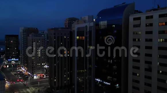 阿布扎比城市科尔尼什街道塔和建筑物夜间视频的预览图