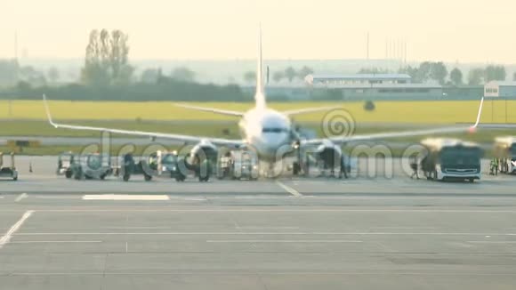 机场涡轮机发出的温暖会影响空气并扭曲空气视频的预览图
