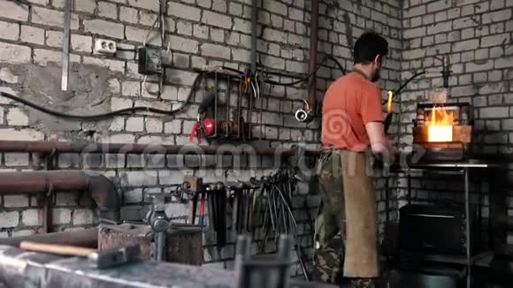铁匠在炉子里熔化金属视频的预览图