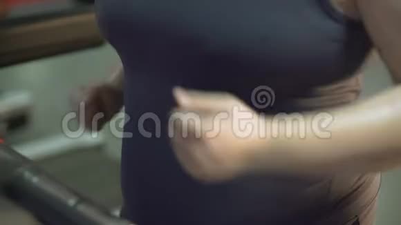 肥胖妇女在健身房跑步机上跑步患有健康问题腹部肥胖视频的预览图