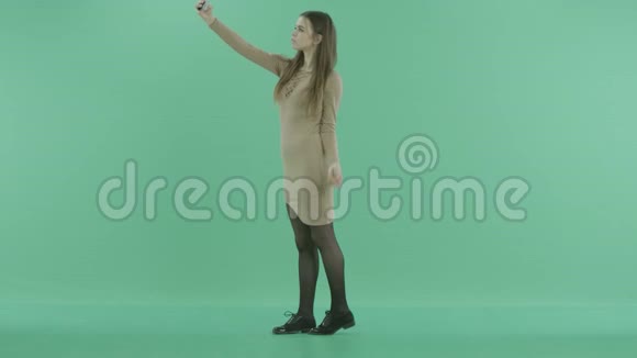 一个年轻女孩正在拍自己的照片视频的预览图