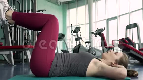 健身女子训练腹部和核心肌肉在健身房视频的预览图