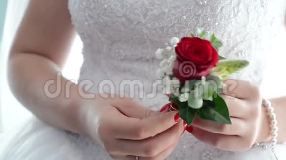 新娘手里拿着小玫瑰视频的预览图