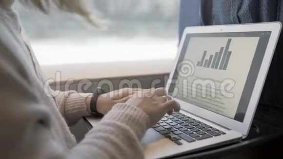 在火车上用笔记本电脑打字视频的预览图