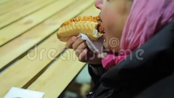 可怜又饿的女人吃着肥肥的热狗垃圾食品健康问题肥胖视频的预览图