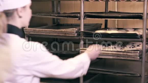 两个厨师女人在厨房里玩面包店视频的预览图