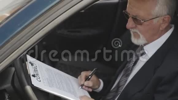 商人坐在车里签合同老板做了个交易视频的预览图