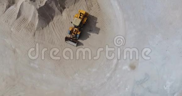 无人机飞越混凝土工厂的领土视频的预览图