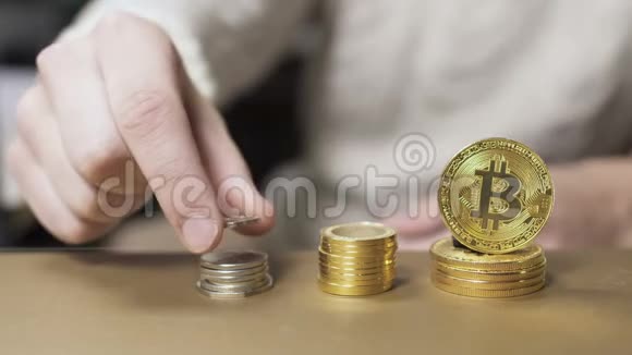 男性制造一堆硬币比特币靠在堆上视频的预览图