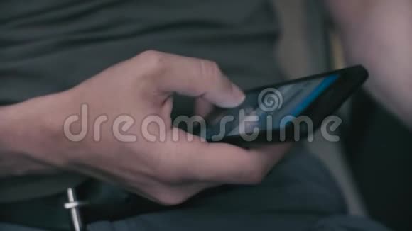 男人手在智能手机上录音视频的预览图
