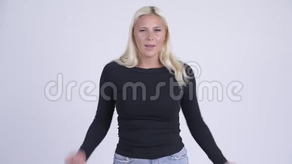 年轻愤怒的金发女人说话抱怨视频的预览图
