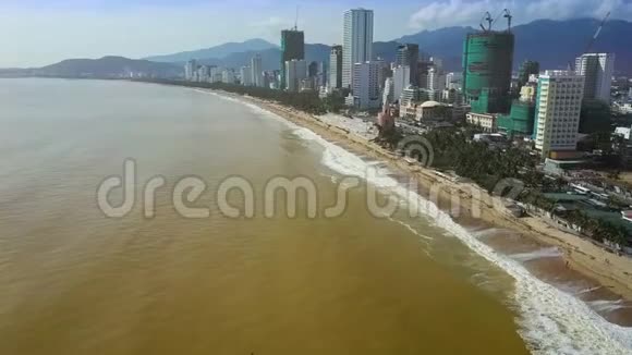 暴风雨后黄海海岸度假酒店视频的预览图