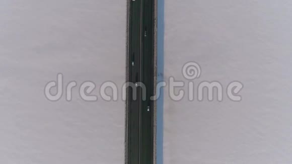 从雅罗斯拉夫尔朱比利大桥和交通枢纽的高度观看俄罗斯冬天视频的预览图