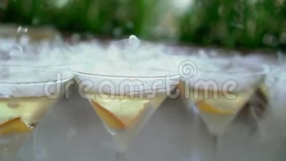 带干冰的起泡葡萄酒慢镜头特写视频的预览图