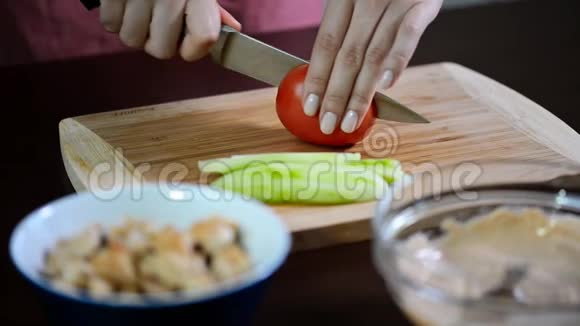 女性手切红番茄小圆片视频的预览图