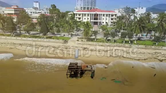 台风漂浮之家破坏海岸上景视频的预览图