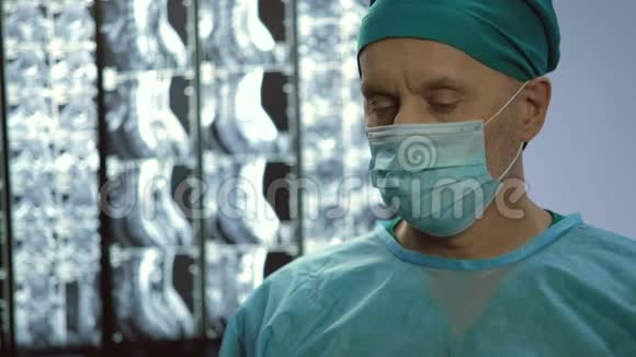 医疗保健专业人员在手术后摘下面罩工作困难视频的预览图