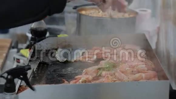 烧烤烤架上的烧烤虾视频的预览图