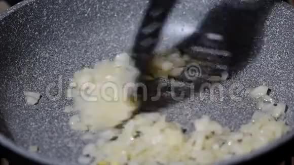 在煎锅里用油煎洋葱视频的预览图