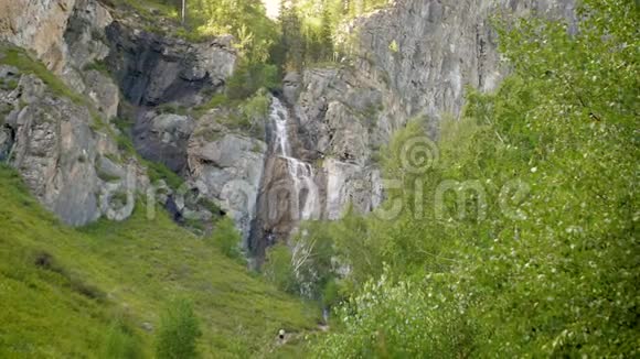 级联瀑布慢动作群山之间的水流巨大的巨石和倒下的树木干净清晰视频的预览图