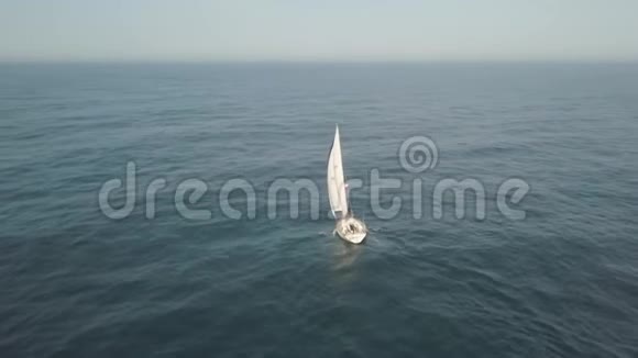 白色帆浮在碧海鸟瞰的游艇戏剧性景观视频的预览图