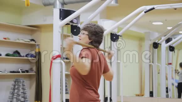 老年妇女用棍子转动在健身房做理疗健康体操活跃的老年人视频的预览图