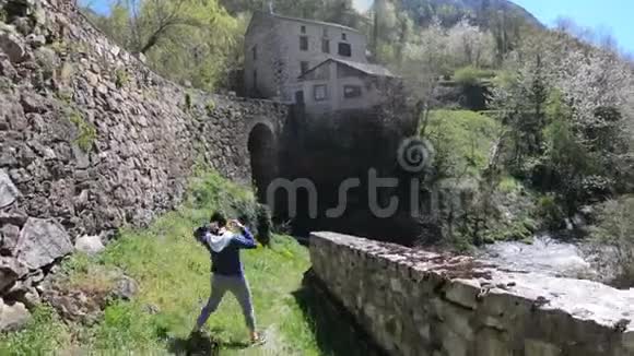 在法国南部的奥德的比利牛斯村一名单身妇女在河边散步视频的预览图