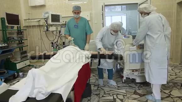 一组外科医生将病人术后转移到床上进行运输视频的预览图