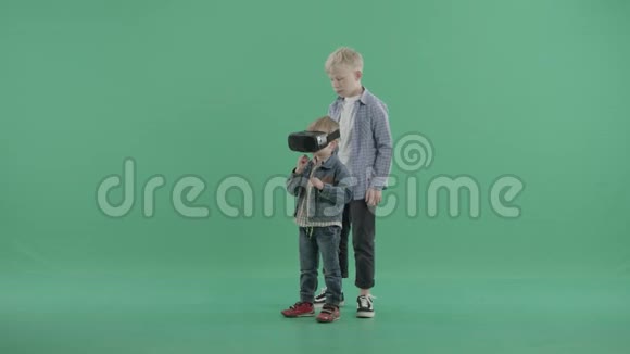 小男孩戴着vr眼镜而他的哥哥抱着他视频的预览图
