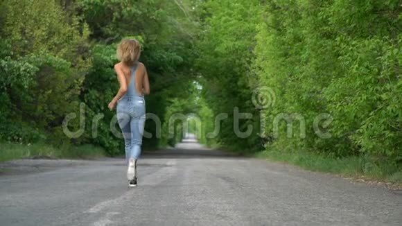 一个穿牛仔裤的女孩在路上跑得很慢视频的预览图