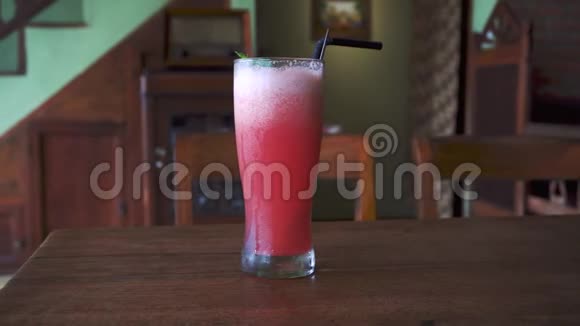一杯带西瓜的热带冰沙视频的预览图