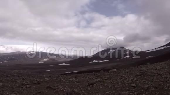 位于堪察加的Mutnovsky火山山脉视频的预览图