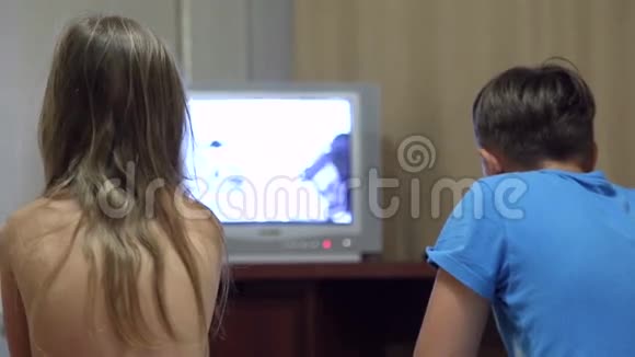 孩子们正在看电视视频的预览图