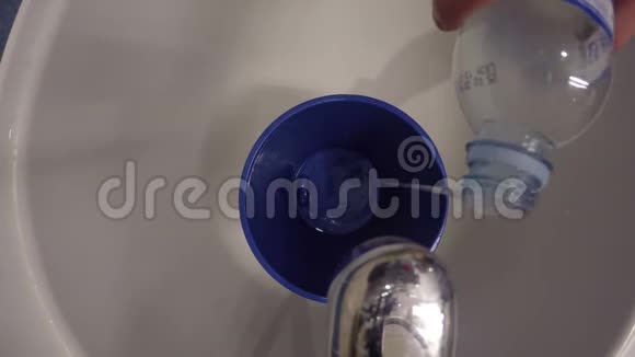 手把洗好的肥皂倒入水桶和冒泡的水渣4K视频的预览图