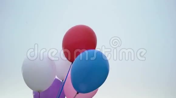 晚上有五颜六色的气球视频的预览图
