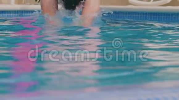 人跳进游泳池视频的预览图