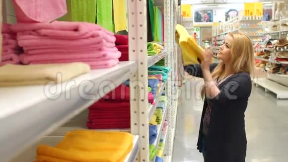 女人选择并在超市买毛巾视频的预览图