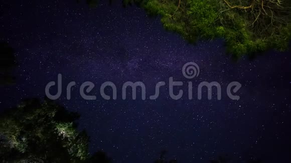令人惊叹的夜景令人感动的星空时光流逝4K视频的预览图