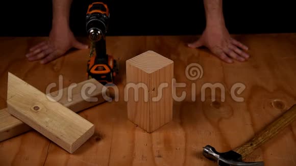 在方形木块上钻一个洞视频的预览图