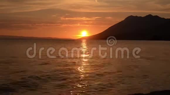 时光流逝浪漫而令人惊叹的海上日落太阳下山了美丽的日落越过大海克罗地亚海岸视频的预览图