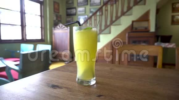 一杯带芒果和香蕉的热带冰沙视频的预览图