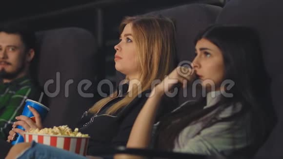 两个男人在电影院和女朋友一起笑视频的预览图
