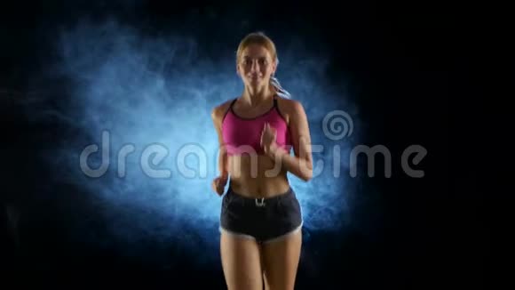跑步运动女孩前景烟雾中的黑色屏幕关门视频的预览图