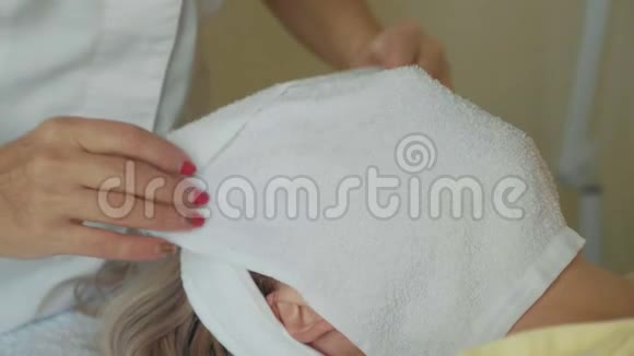 女人带着面膜在水疗沙龙里享受视频的预览图