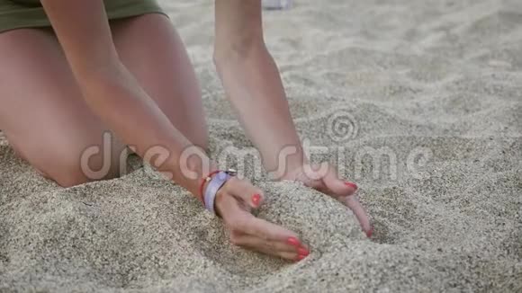 女孩拿着沙子时间从你的手指里溜走了暑假沙滩度假理念视频的预览图