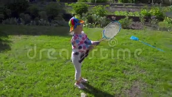 打羽毛球的女孩视频的预览图