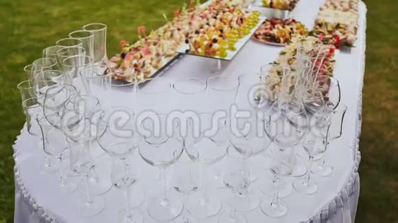 在婚礼上为客人准备的节日礼物装饰精美的自助餐自然庆祝活动视频的预览图