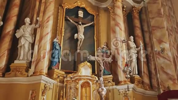 祭坛在一座美丽的寺庙的中心十字架寺庙内部的建筑圣人的雕塑视频的预览图