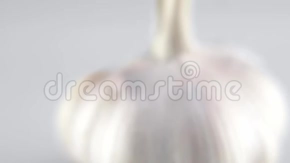 大蒜片放在白色桌子上背景是白色的准备做饭视频的预览图