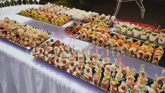 在婚礼上为客人准备的节日礼物装饰精美的自助餐自然庆祝活动视频的预览图